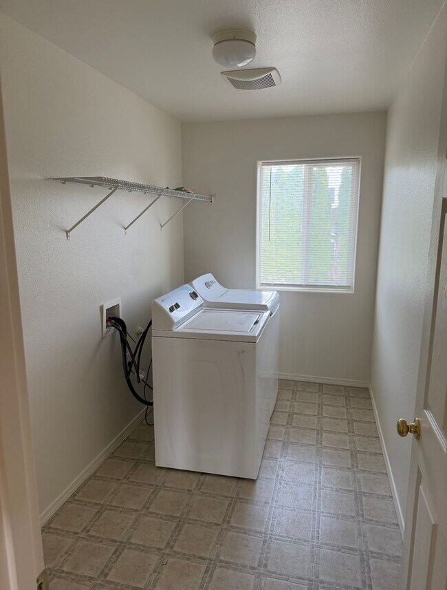 Building Photo - MOVE IN SPECIAL!!! Spacious 4-Bedroom Rent...