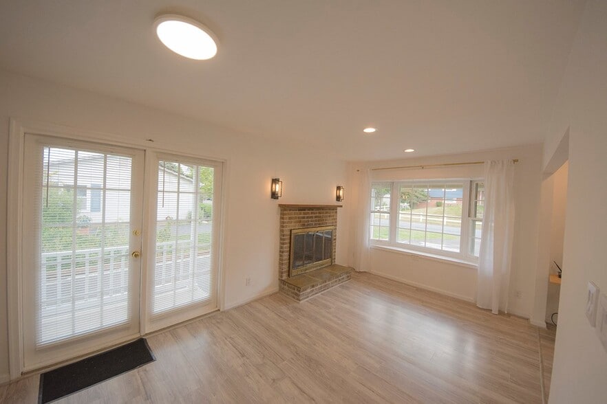 Building Photo - 105 N Cypress Rd