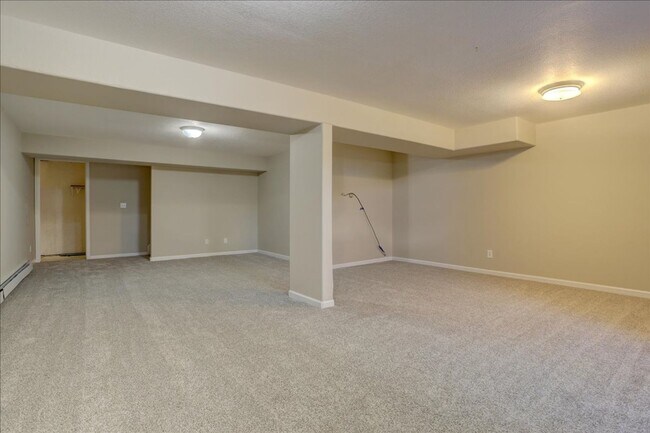 Building Photo - Amazing Custom Ranch with Privacy and Spra...