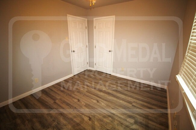 Building Photo - 205 E Vardeman Ave