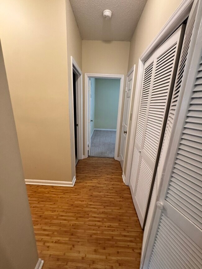 Building Photo - Beautiful Spacious 1st floor Condo! Amenity Access included!