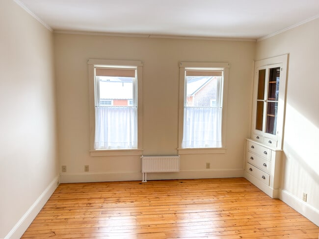 Building Photo - 14 Maple St