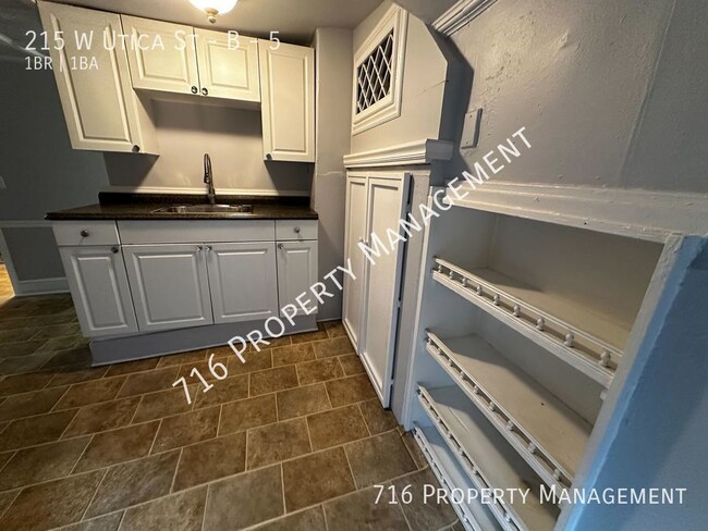 Building Photo - Cozy top floor one bedroom unit available!