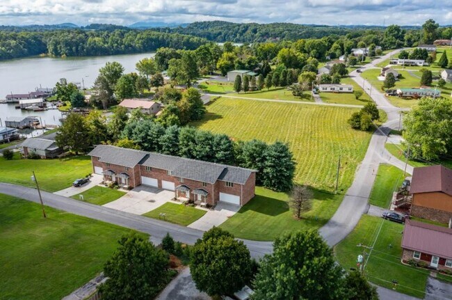 Building Photo - Beautiful 3 Bedroom, 2.5 Bathroom Condo