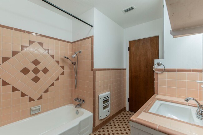 Building Photo - Stylish & Spacious 3-Bed Home