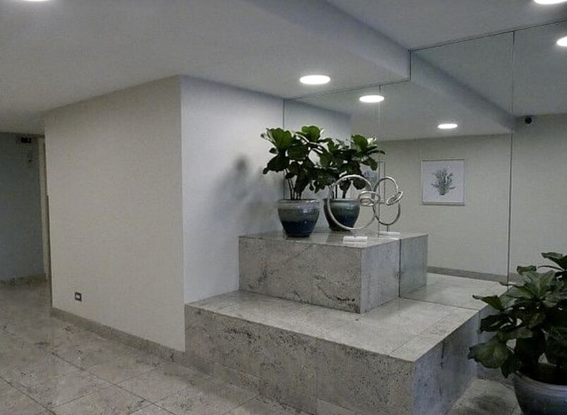 Foyer - 515 W Wrightwood Ave