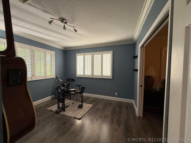 Building Photo - 2136 Oakmont Dr
