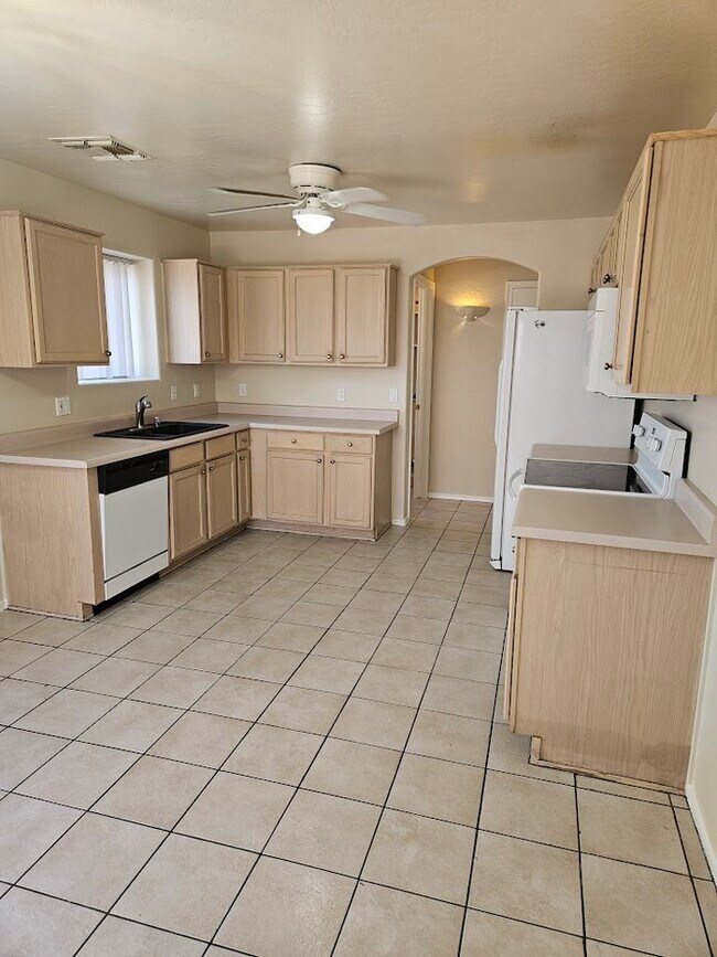 Fabulous 4Bedroom, 2.5 Bathroom House in 7356 W Ocotillo Rd Glendale AZ 85303 Apartment