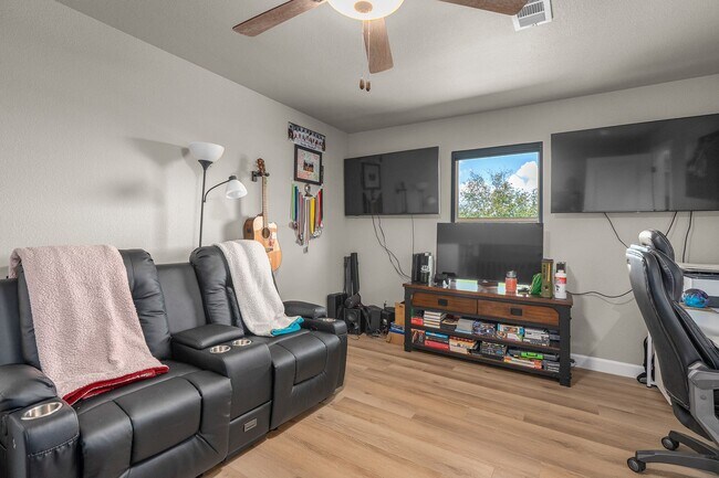 Building Photo - Modern Living: Spacious 5 Bed, 2 Bath Home...
