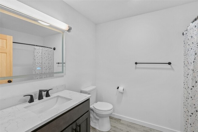 Building Photo - 423 W 3rd St