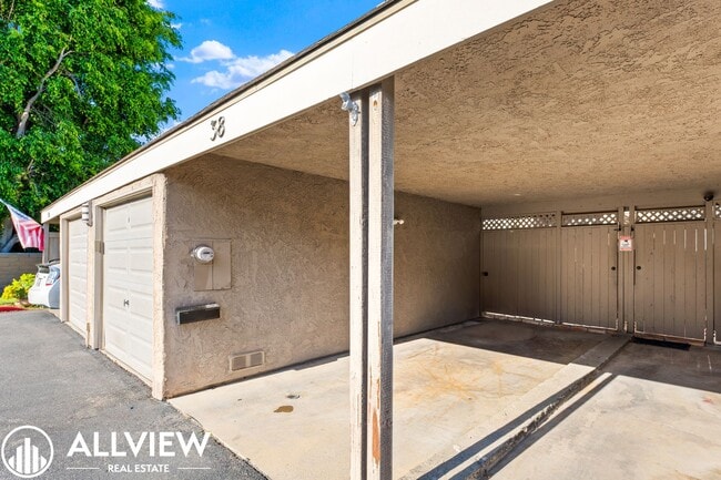 Building Photo - Gorgeous 3 Bed/2.5 Bath in Newport Beach Available Now!