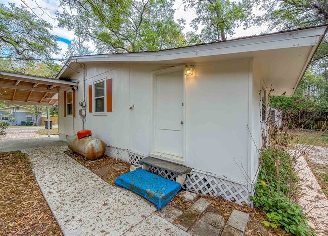 Building Photo - 1210 Carson Dr