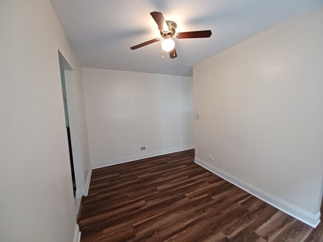 Building Photo - 7320 N Rogers Ave