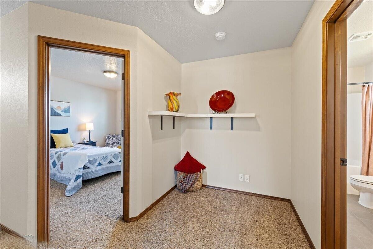 Upstairs Alcove - 3040 W Dumont Dr