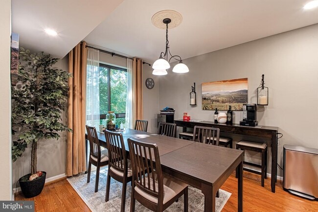 Building Photo - 2037 Royal Fern Ct