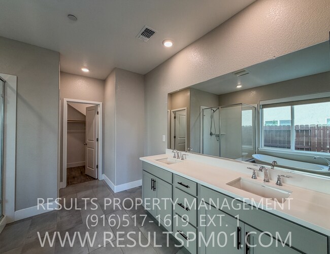 Building Photo - Gorgeous 4 Bedroom Lincoln Home