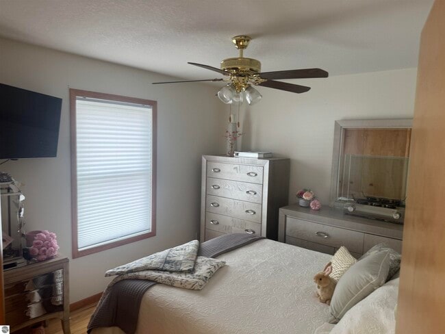 Building Photo - 302 S Lake Dr