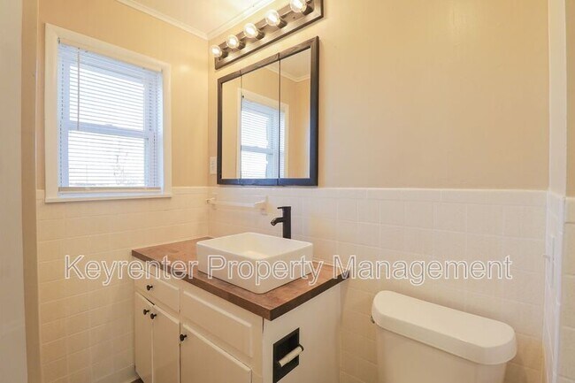 Building Photo - 1705 Bixby Rd