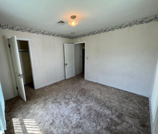 Building Photo - AVAILABLE NOW!