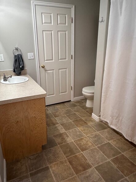 Full bathroom - 1966 Dakota Ln