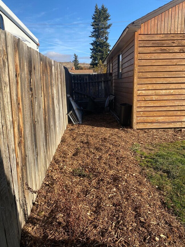 Building Photo - 523- 525  Markeson St