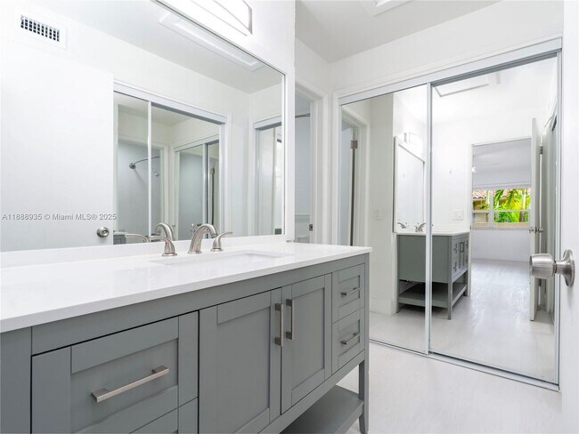 Building Photo - 2025 Miami Rd