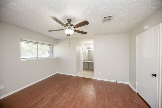 Building Photo - 6835 Castleview Ln