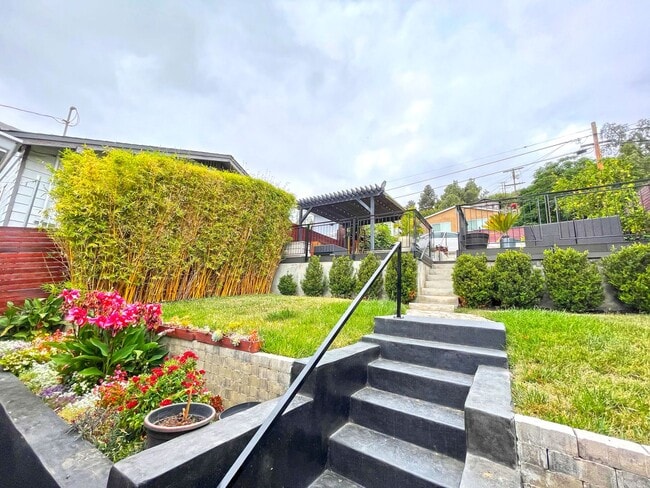 Building Photo - Gorgeous Upgraded Home In Glassell Park Area
