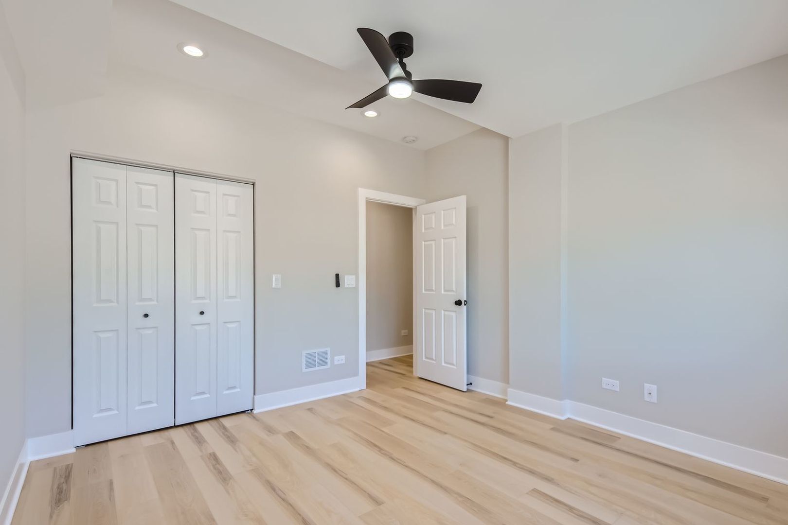 Building Photo - 4908 N Rockwell St