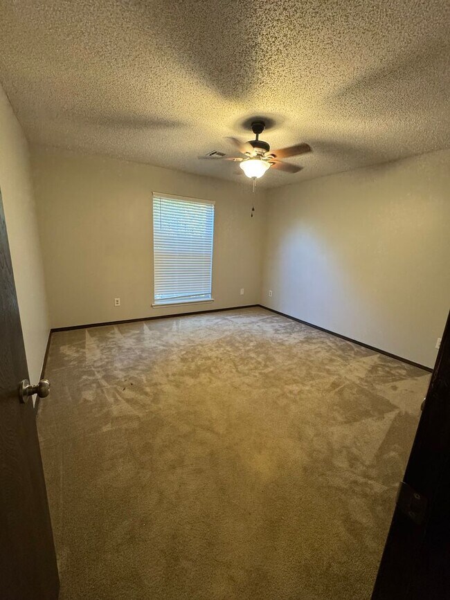 Building Photo - 3 Bedroom Home with Fenced Yard!!