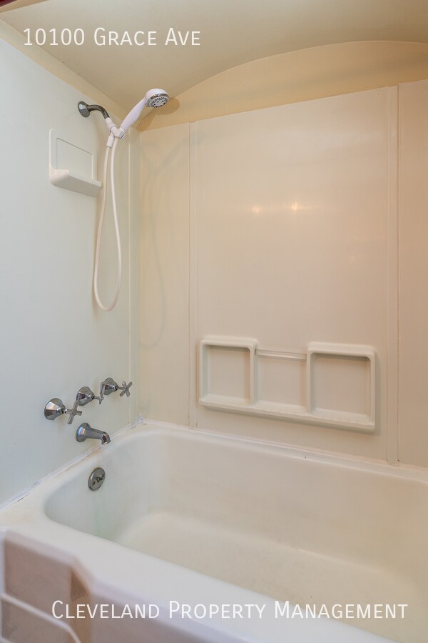 Building Photo - Solid Garfield Hts Colonial