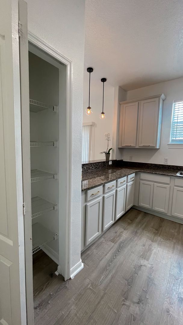 Building Photo - Beautifully Updated 3-Bedroom Townhouse in...