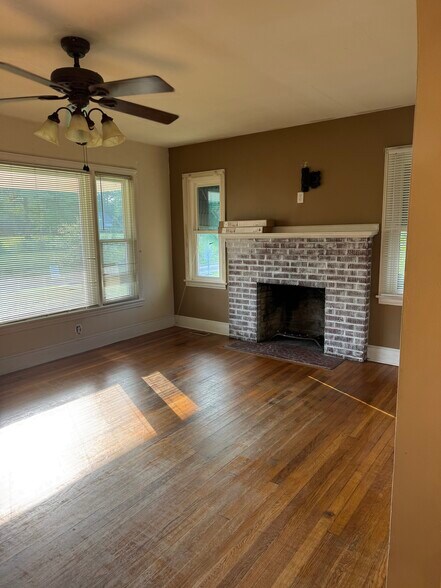 Building Photo - 702 Sherwood Dr