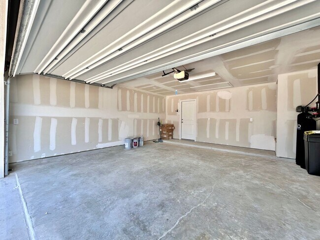 Building Photo - Charming 3-Bed, 2-Bath Home with Modern Up...
