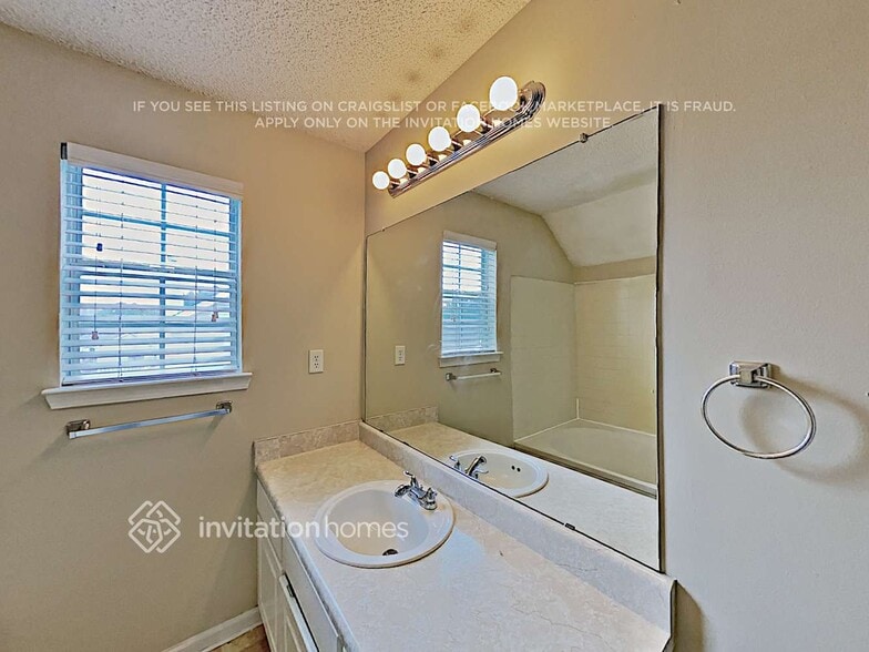 Building Photo - 3700 Pointe Cir