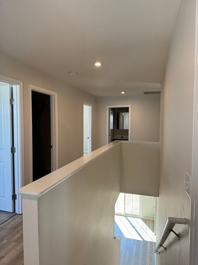 Building Photo - Price & Location!