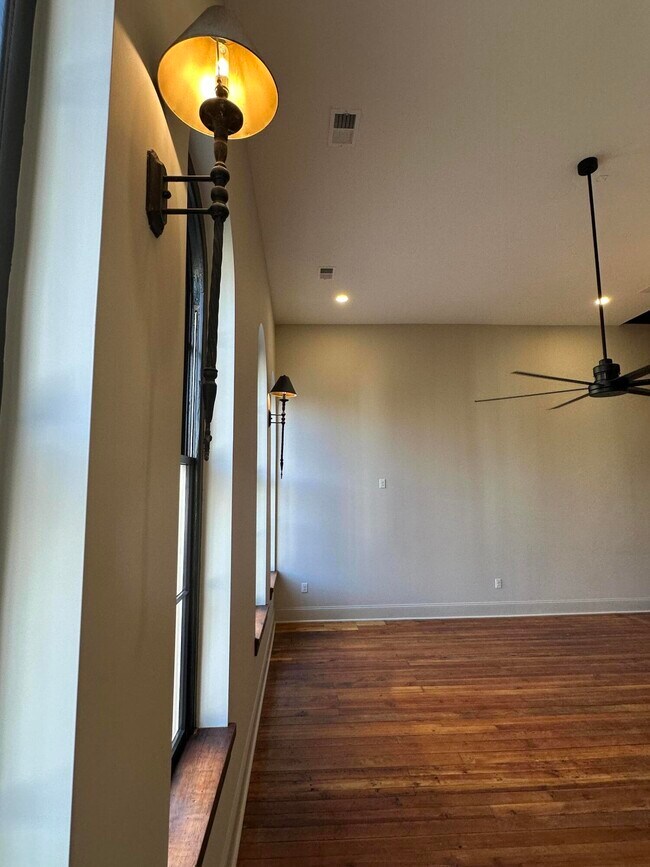 Building Photo - 307 W Main St