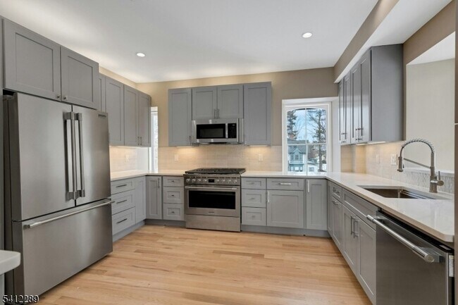 Building Photo - 49 Park Ave