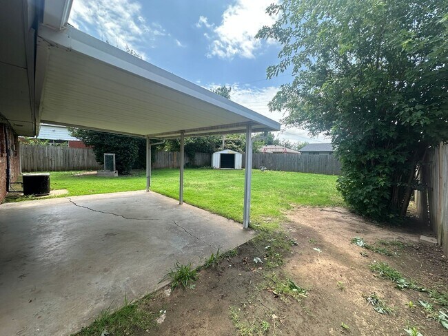 Building Photo - 4844 Woodview Dr