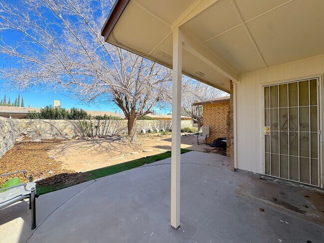 Building Photo - East El Paso 5bed/3Bath Refrig A/C with 2 Master Suites!