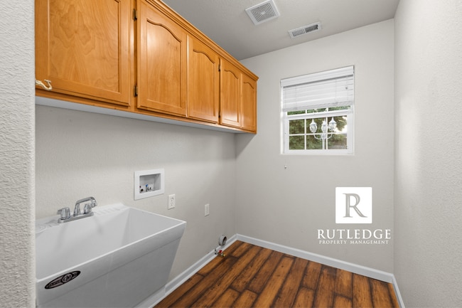 Building Photo - 3 Bedroom + Office in Central Point!