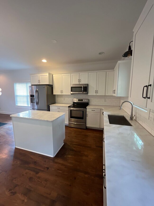 Building Photo - 3 Bedroom/ 2.5 Bath Home in Woodbine with Beautiful Screened in Porch and Fenced Yard.
