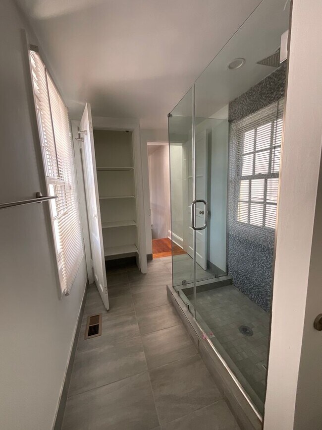 Building Photo - 624 Catharine Street