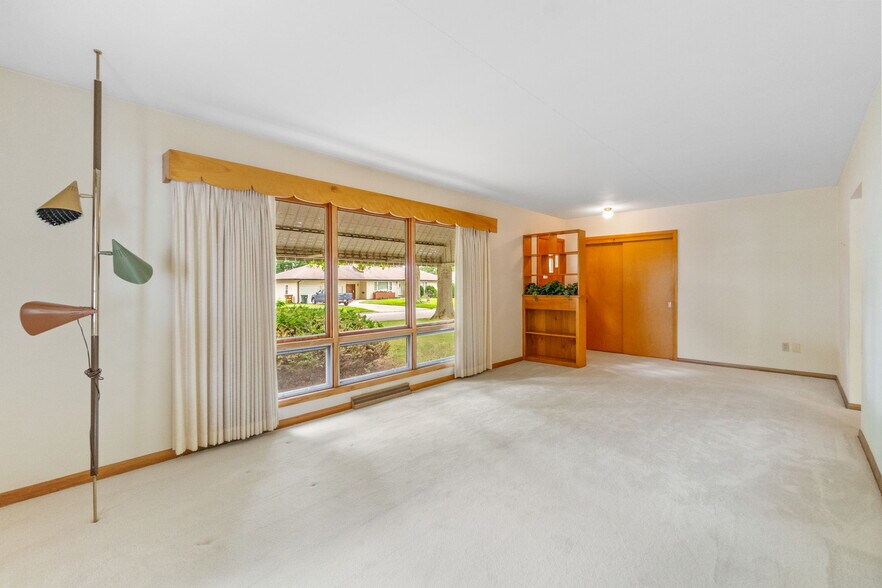 Building Photo - 1238 S Hill Dr