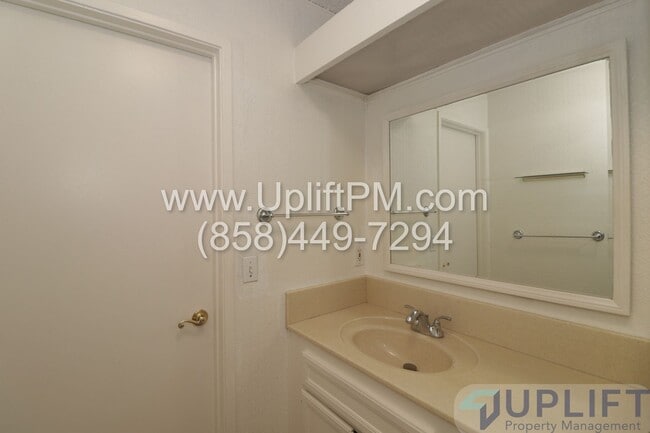Building Photo - Charming 1 Bed / 1 Bath Condo in Gated Community in a Prime Central Location