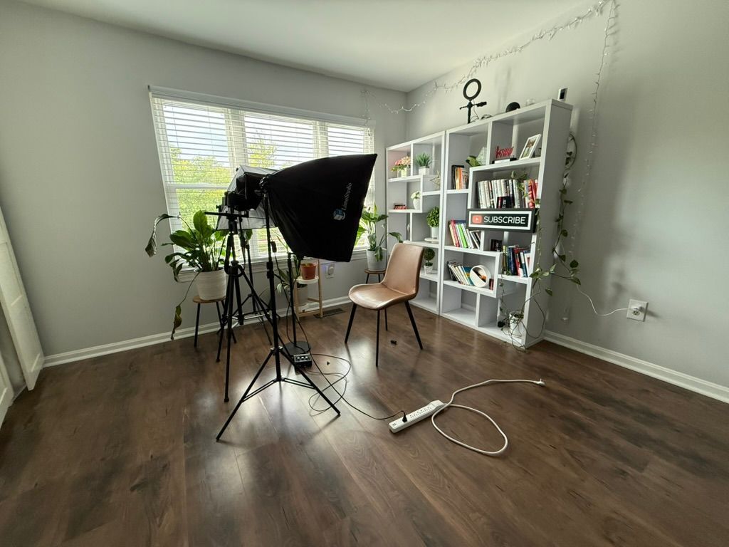 Building Photo - 933 Oakmoor Dr