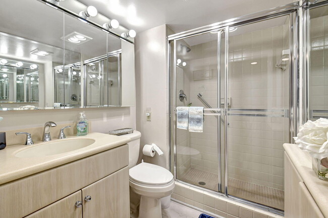 Building Photo - 5547 Fairway Park Dr