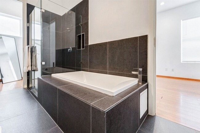 Building Photo - 4115 Chartres St