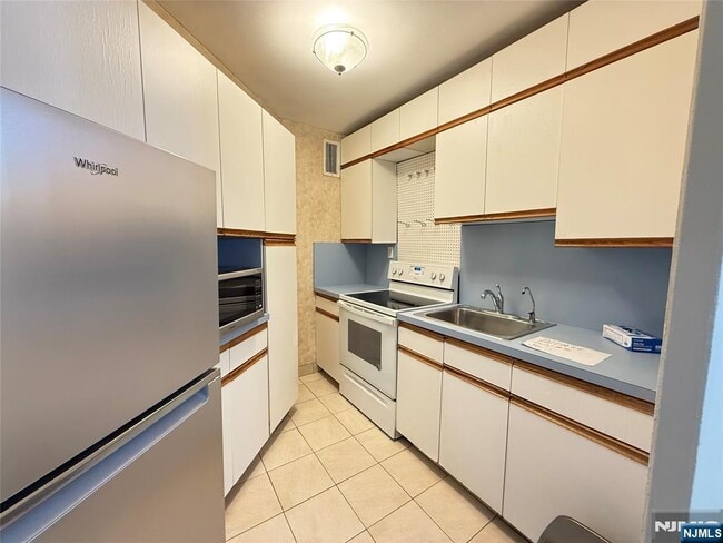 Building Photo - 1450 Palisade Ave