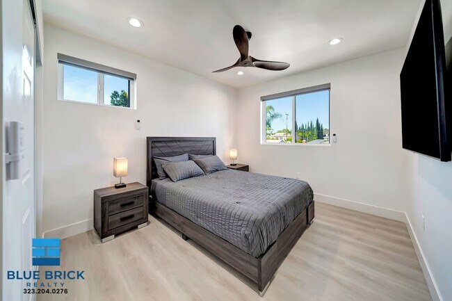 Building Photo - 5841 Vanalden Ave